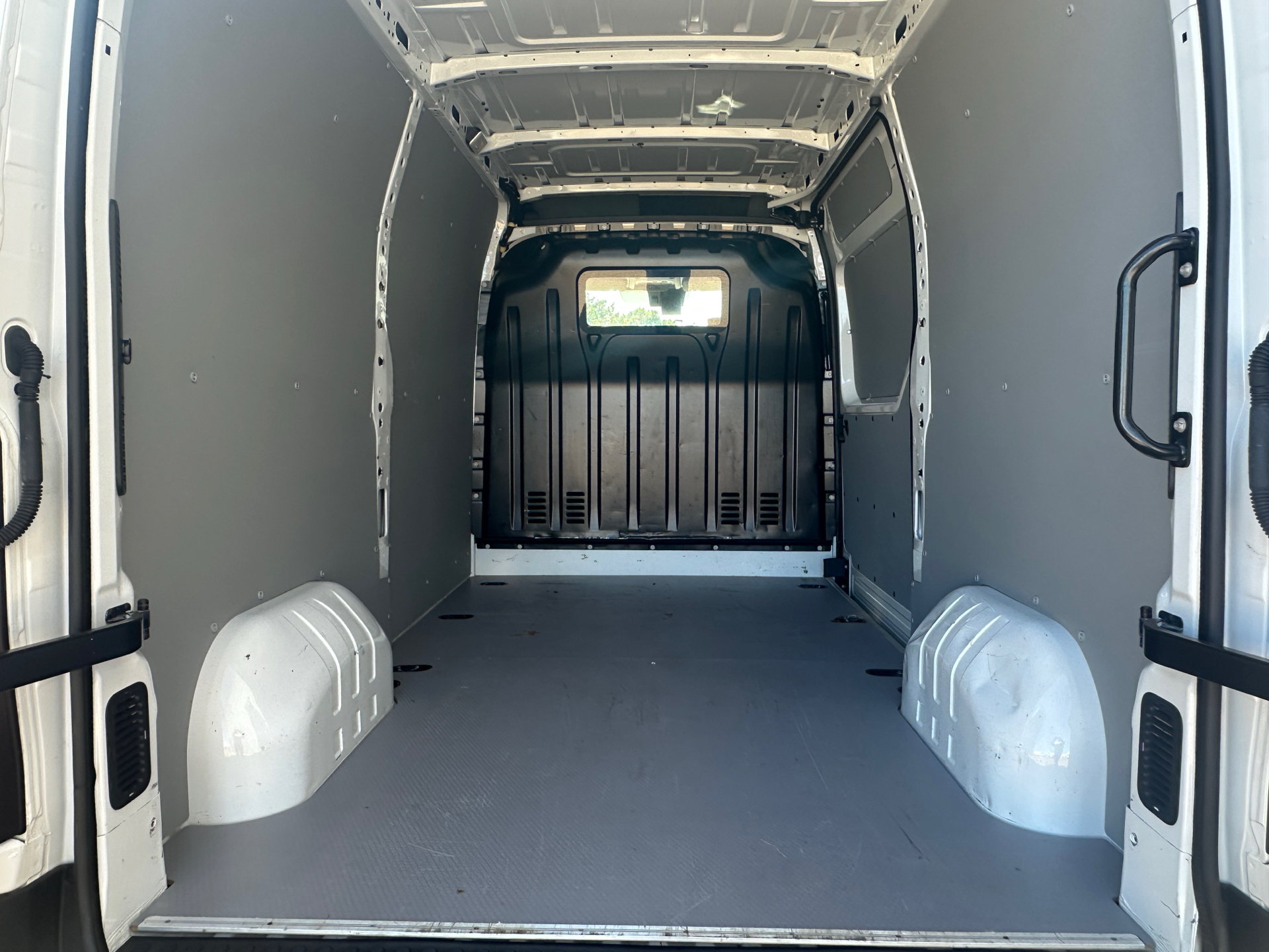 Hvid Nissan NV 400 fra 2021