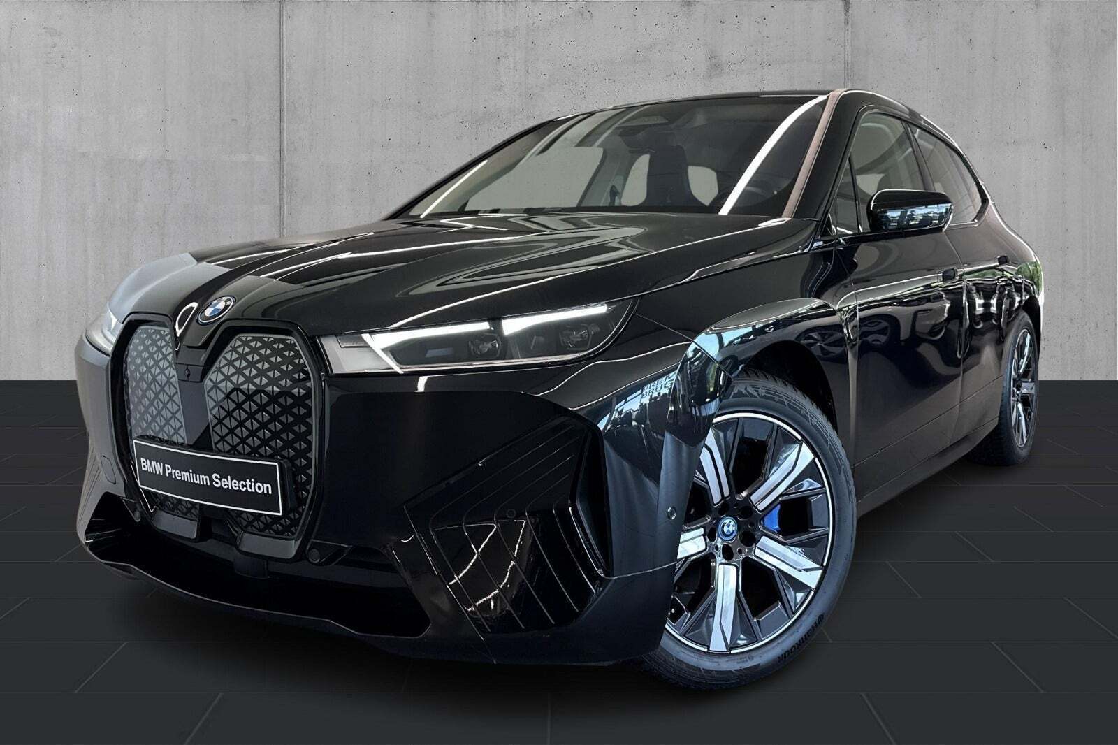 Sort BMW iX fra 2023 set udefra