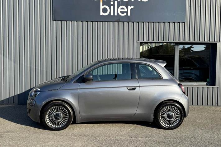 Grå Fiat 500e fra 2022