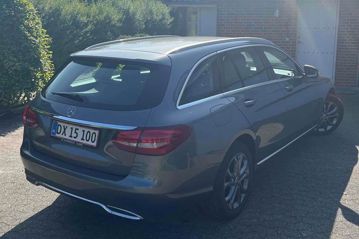 Grå Mercedes 200 fra 2017