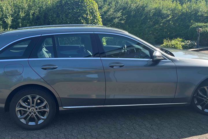 Grå Mercedes 200 fra 2017