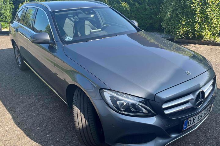 Grå Mercedes 200 fra 2017