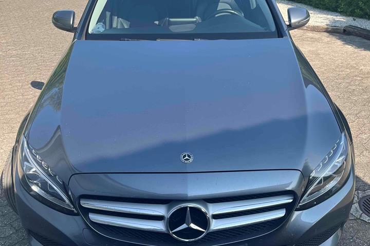 Grå Mercedes 200 fra 2017