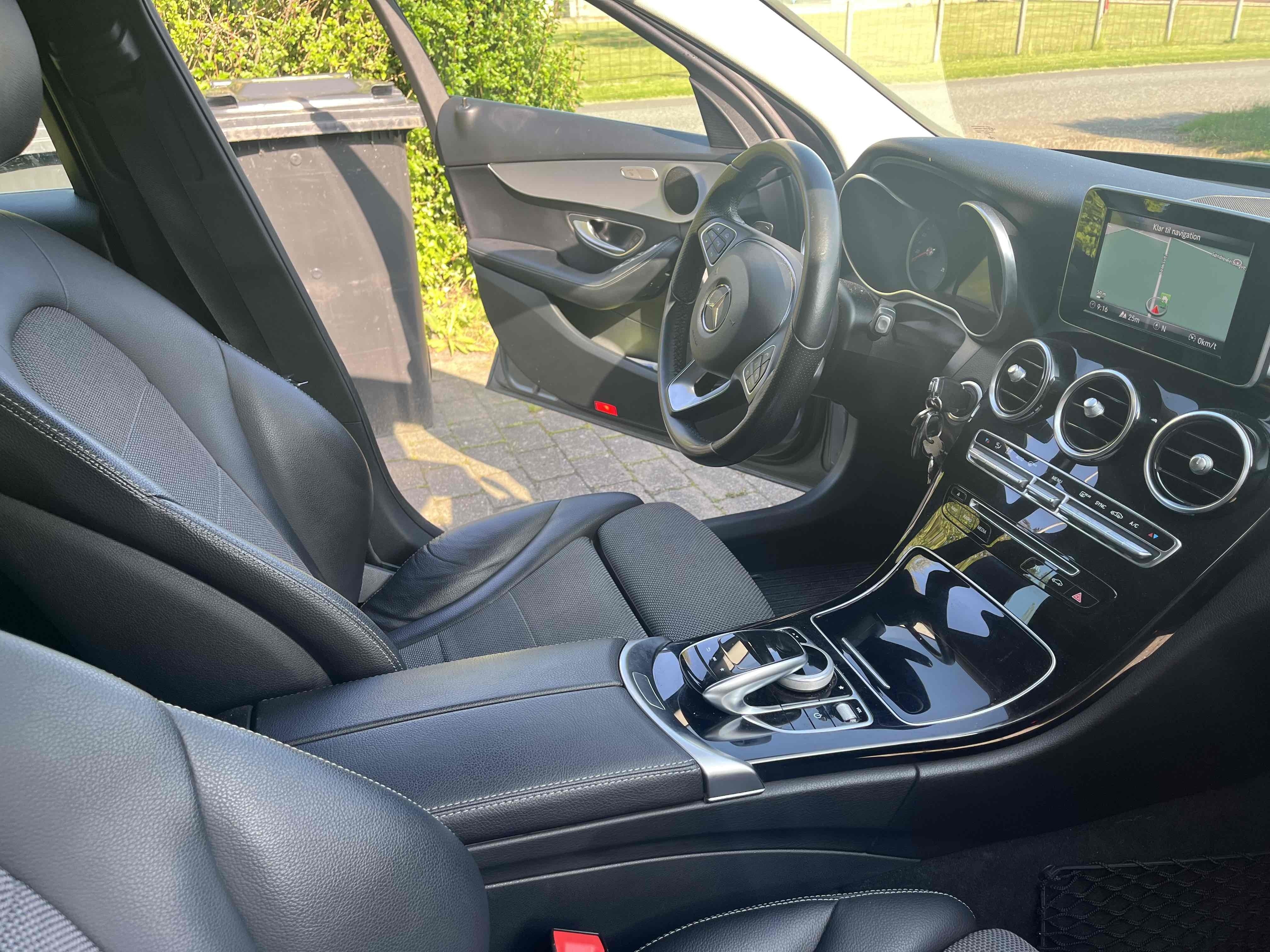 Grå Mercedes 200 fra 2017