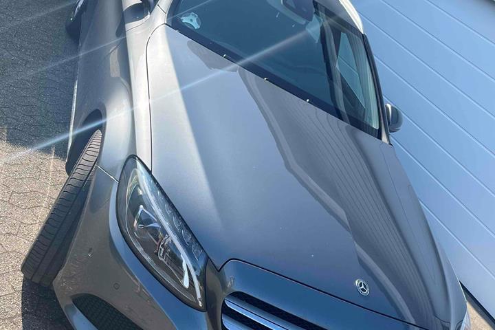 Grå Mercedes 200 fra 2017