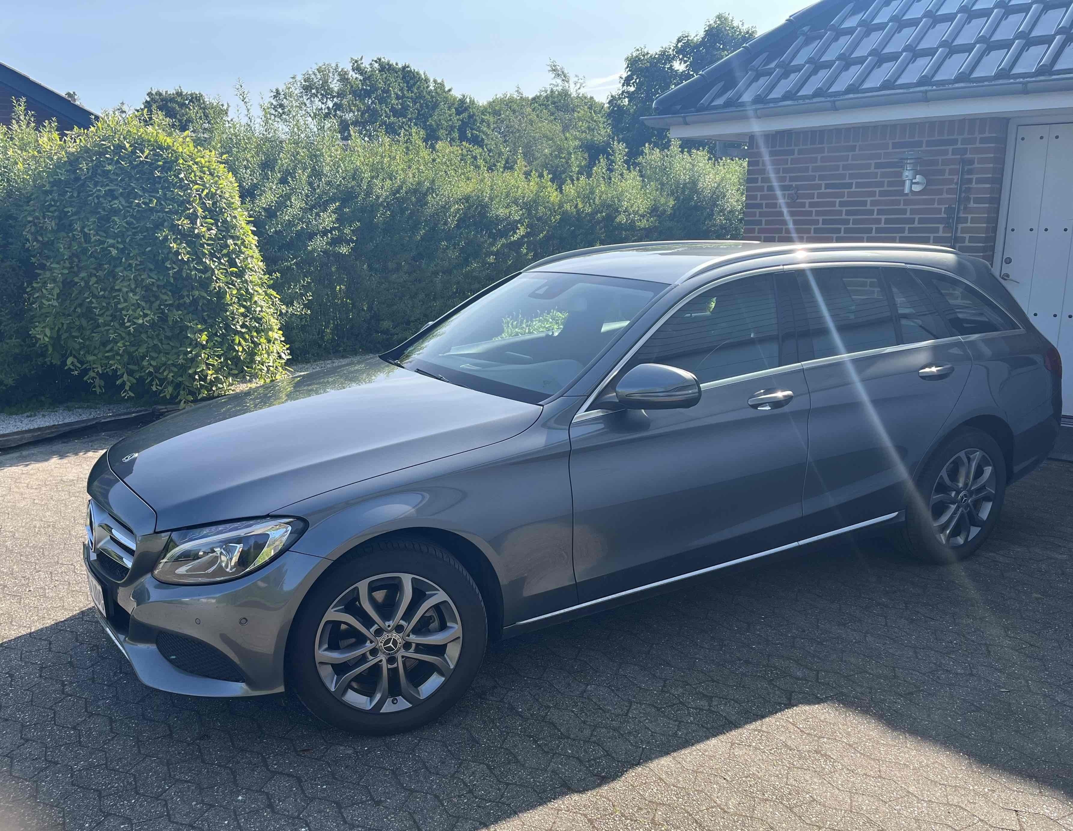 Grå Mercedes 200 fra 2017