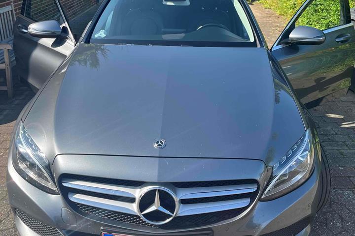 Grå Mercedes 200 fra 2017