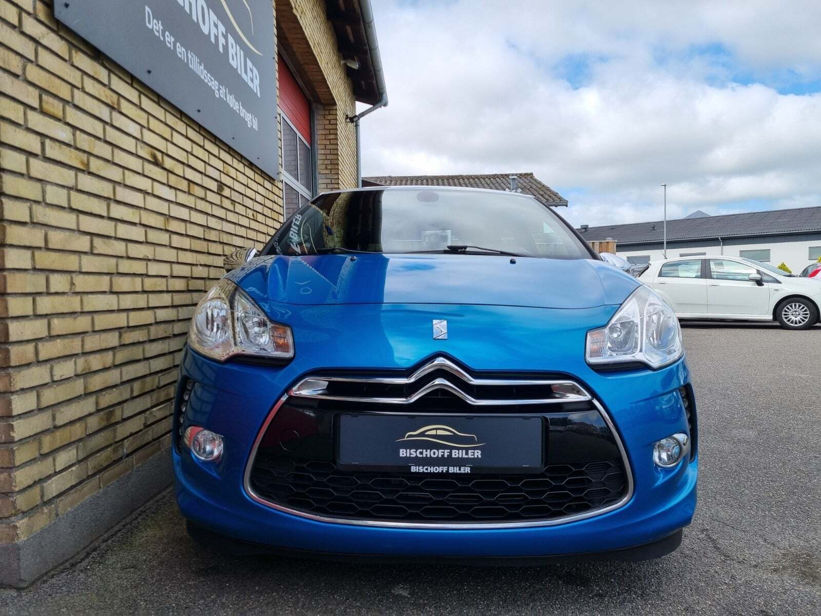 Blå Citroën DS3 fra 2013 set udefra