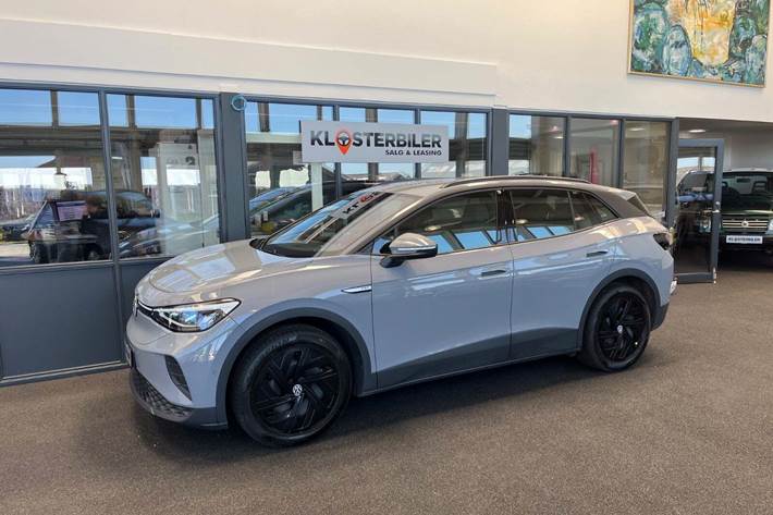 Grå VW ID.4 fra 2023 set udefra
