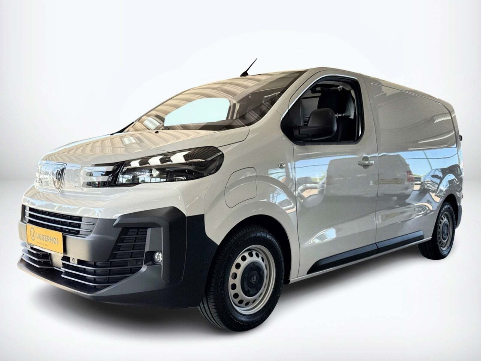 Hvid Peugeot e-Expert fra 2025 set udefra