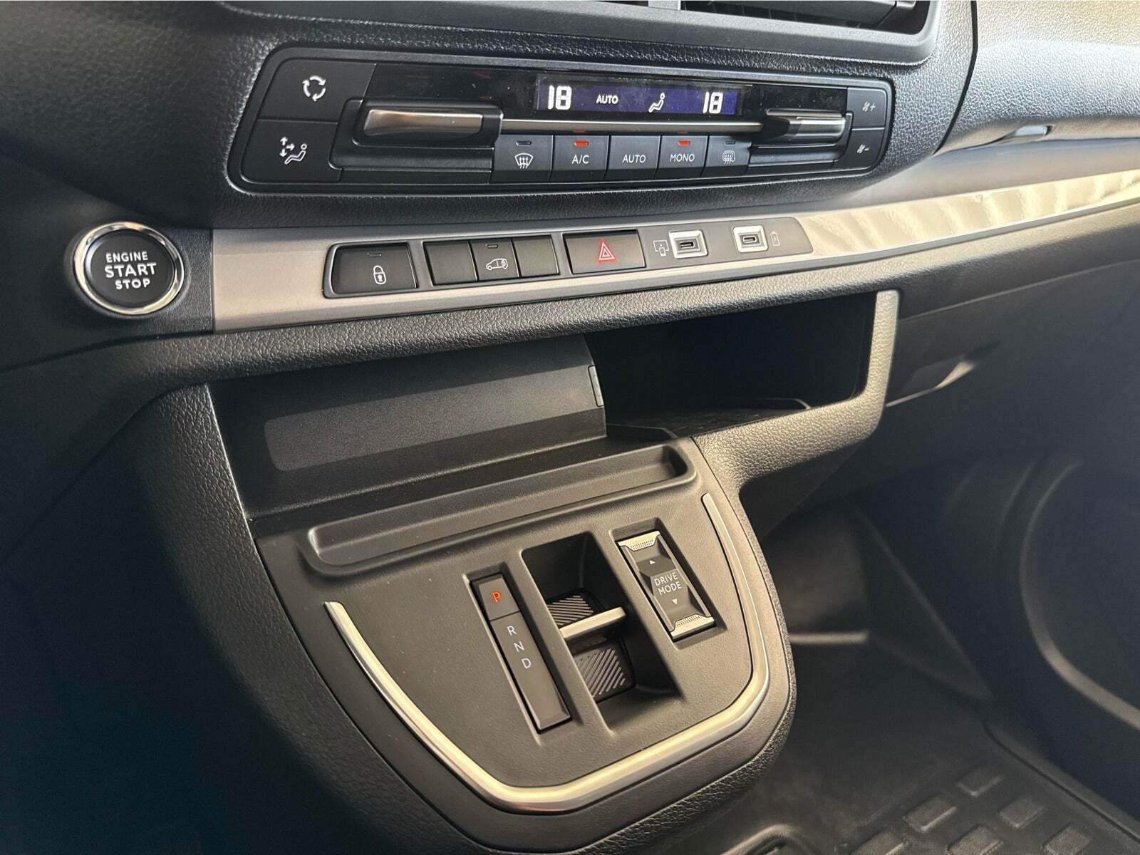 Hvid Peugeot e-Expert fra 2025