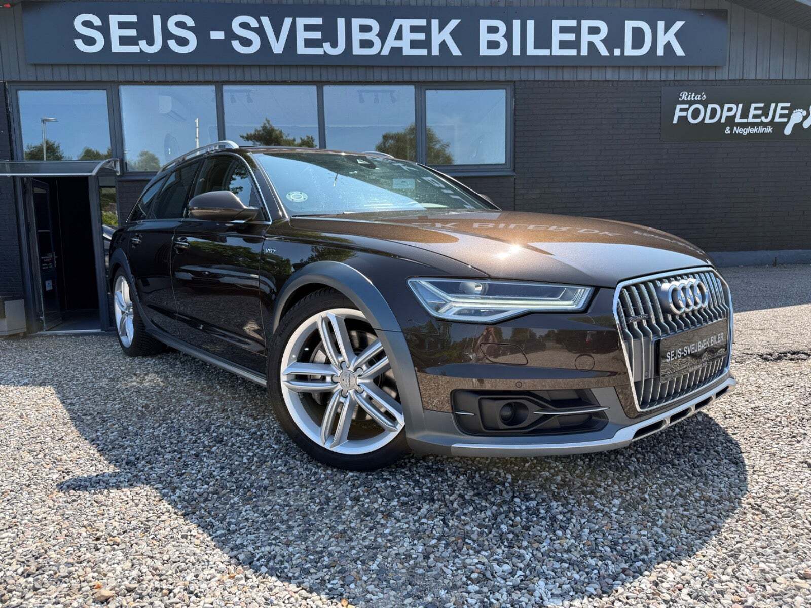 Brun Audi A6 Allroad fra 2016 set udefra