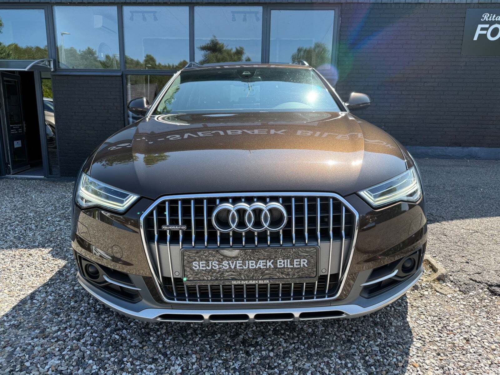 Brun Audi A6 Allroad fra 2016 set udefra