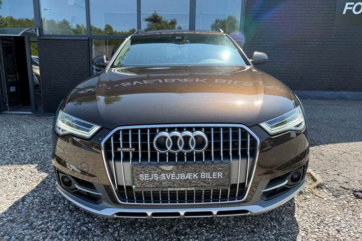 Brun Audi A6 Allroad fra 2016 set udefra
