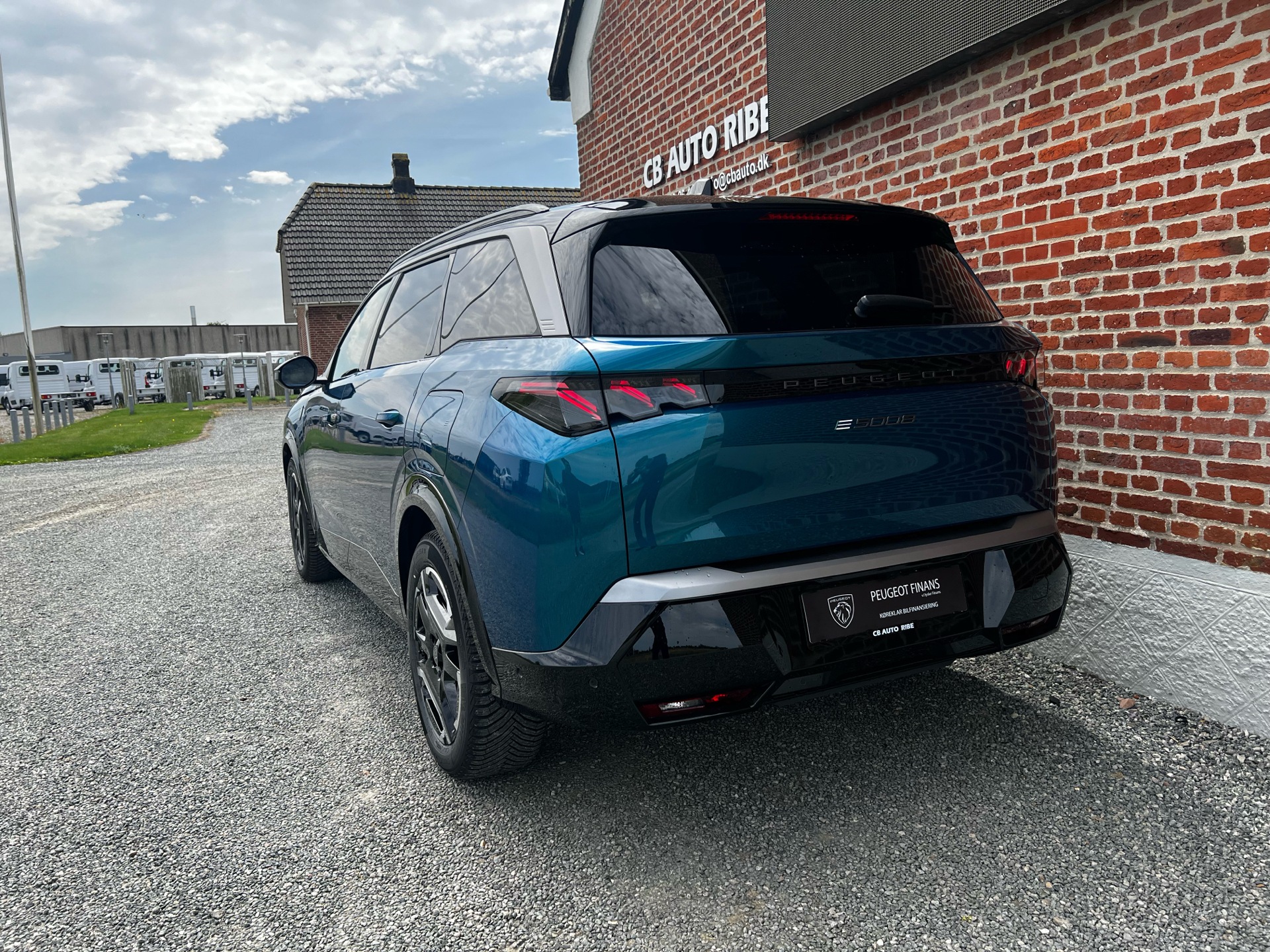 Peugeot e-5008