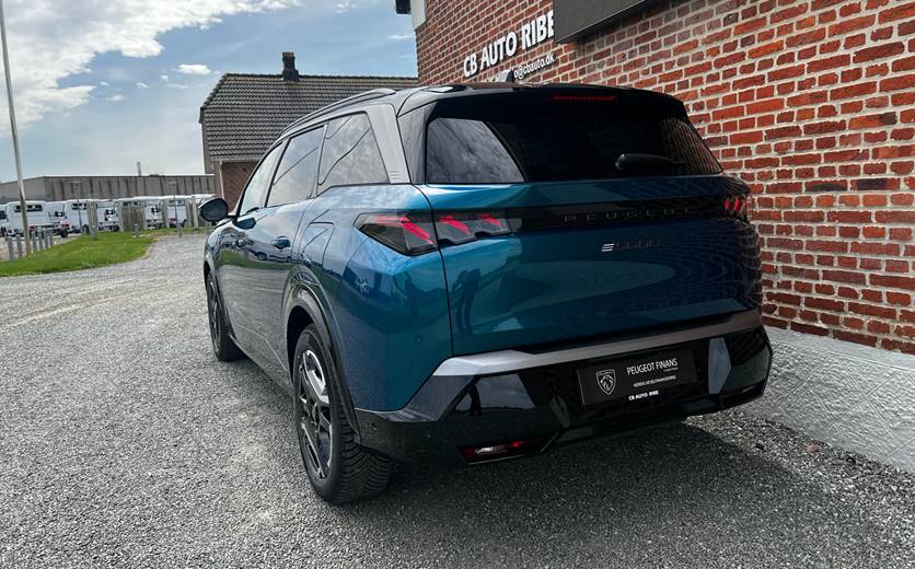 Peugeot e-5008