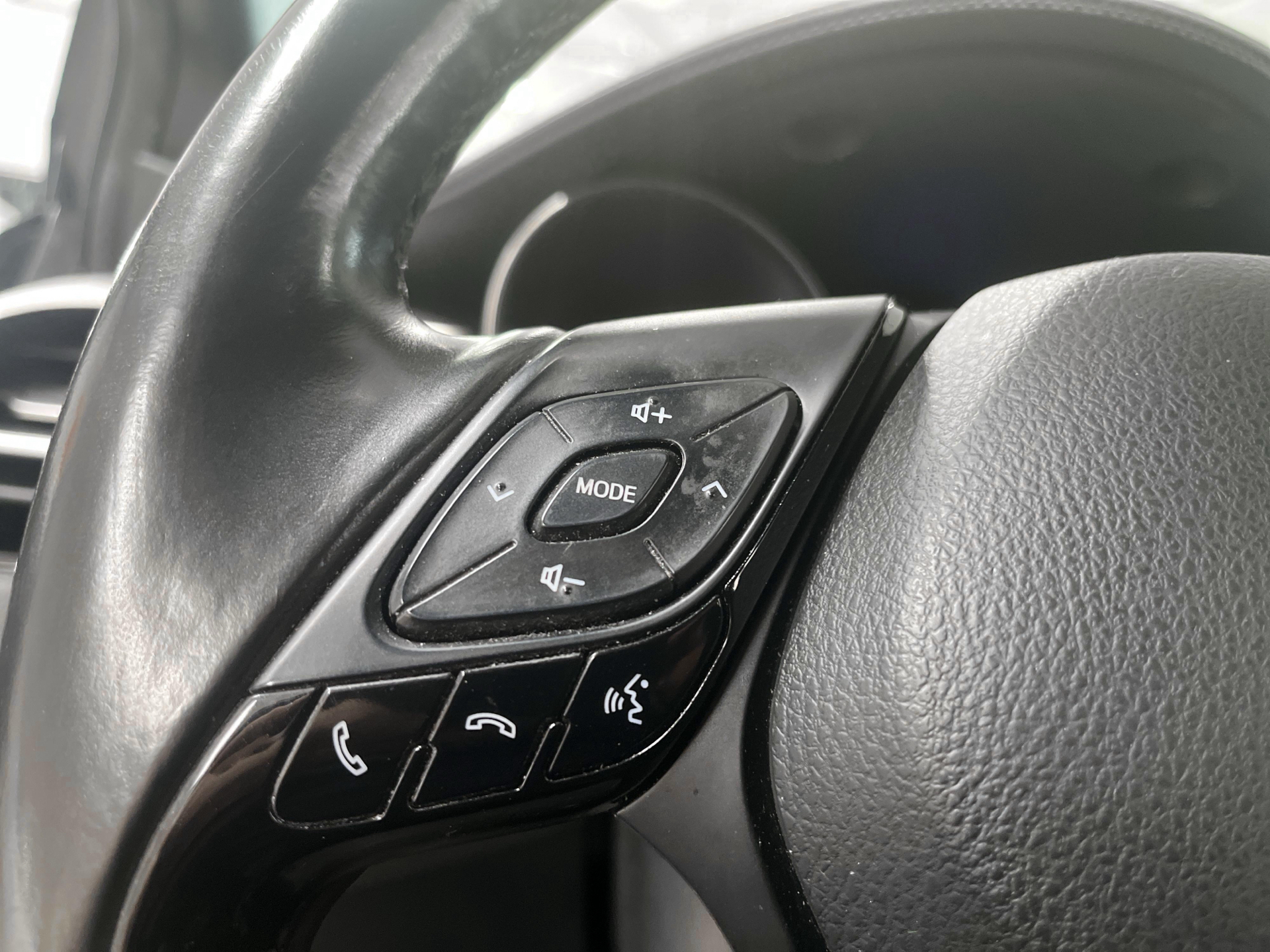 Grå Toyota C-HR fra 2019