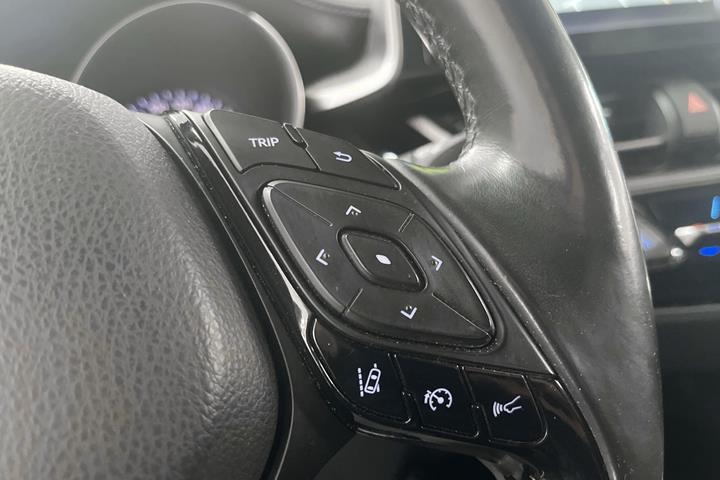 Grå Toyota C-HR fra 2019