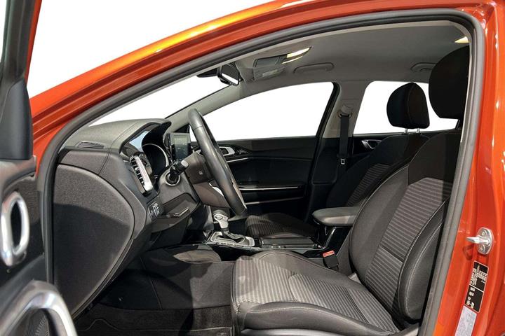 Orange Kia XCeed fra 2021 set indefra