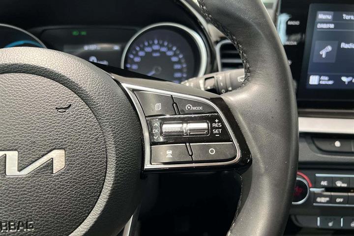 Orange Kia XCeed fra 2021 set indefra