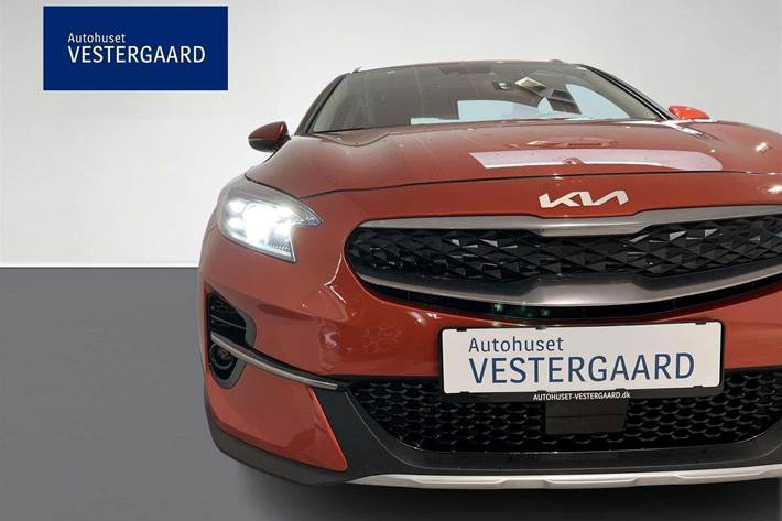 Orange Kia XCeed fra 2021 set udefra