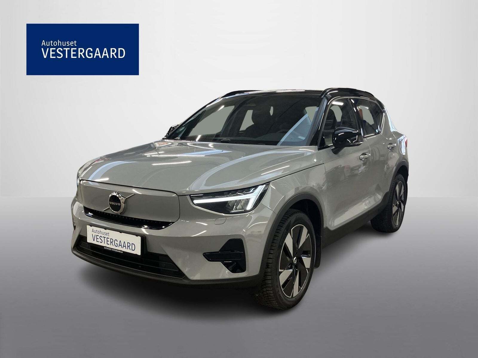 Grå Volvo XC40 fra 2024 set udefra