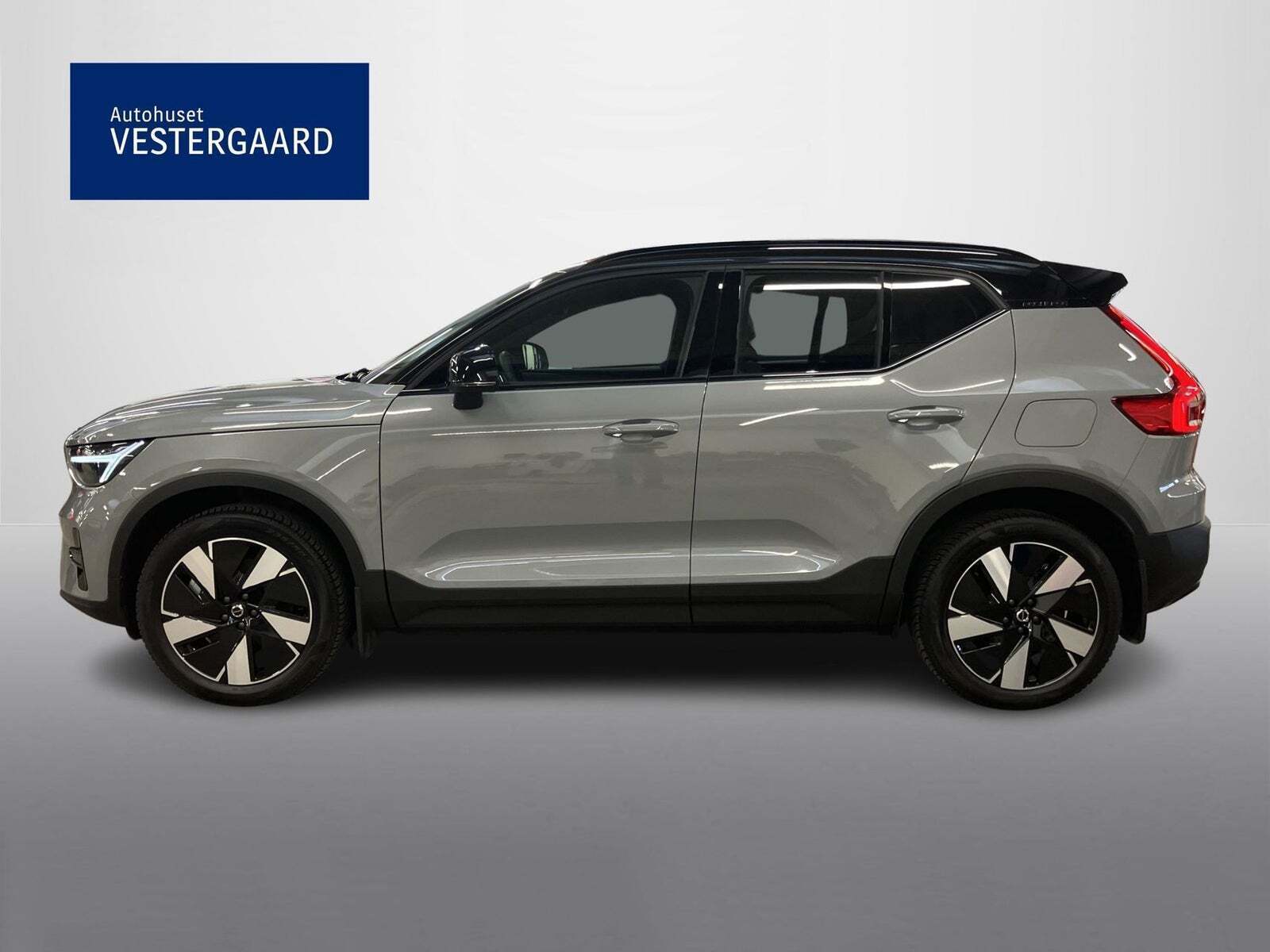 Grå Volvo XC40 fra 2024