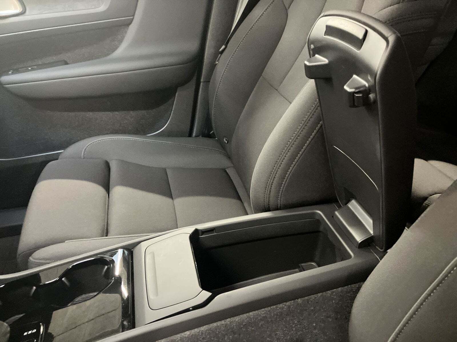 Grå Volvo XC40 fra 2024