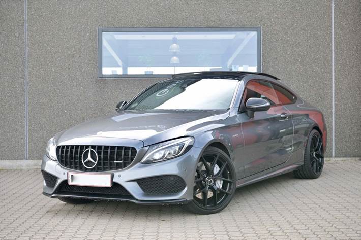 Grå Mercedes C43 fra 2016 set udefra