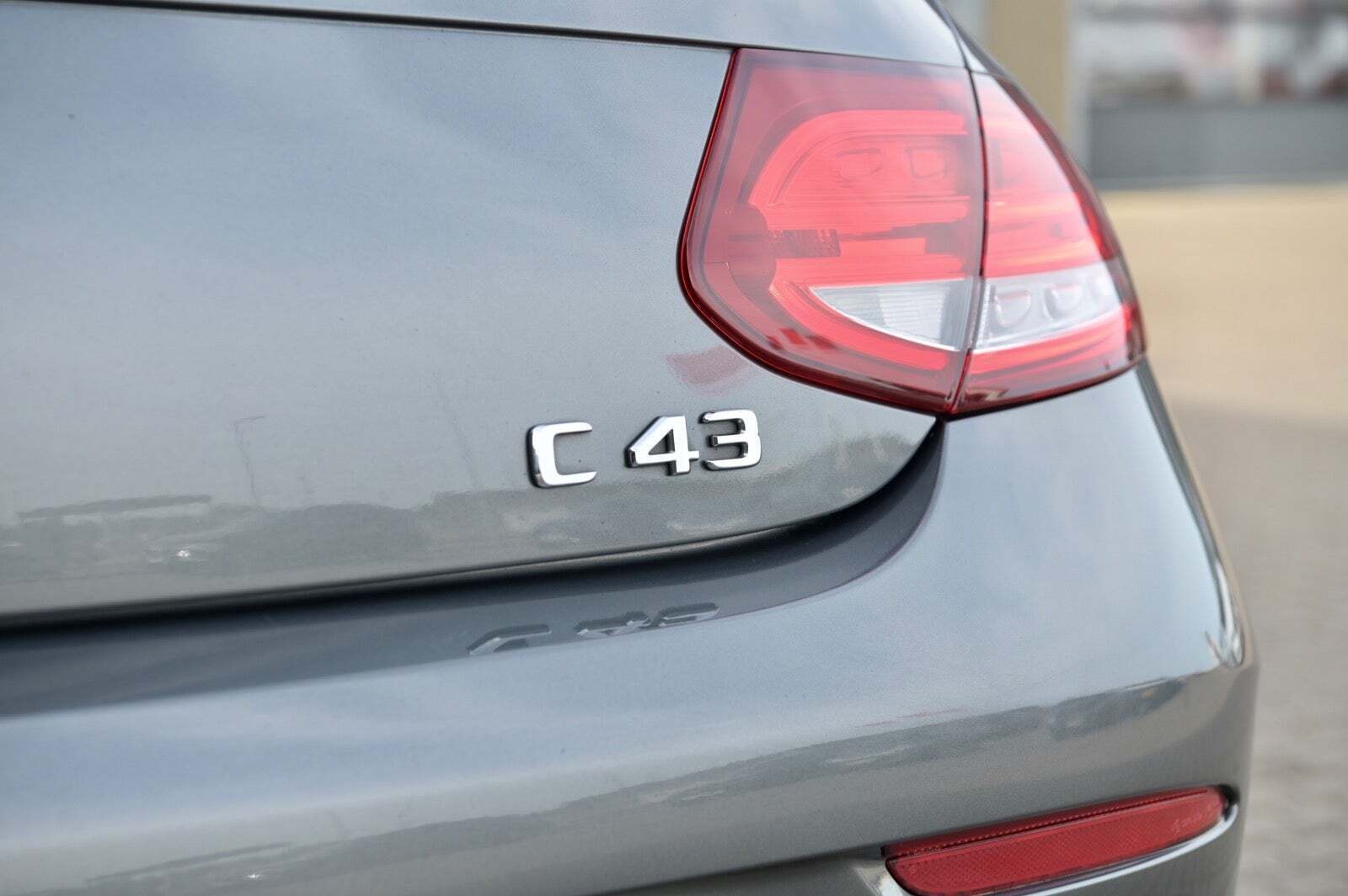 Grå Mercedes C43 fra 2016