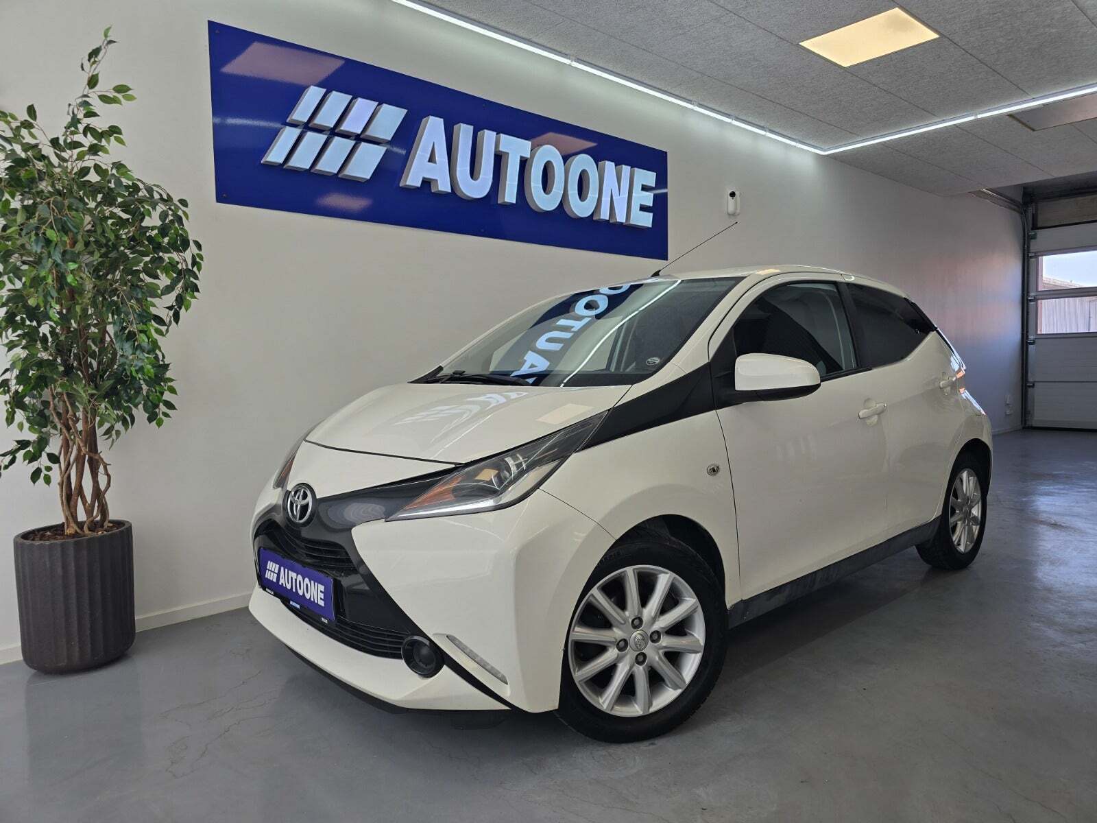 Hvid Toyota Aygo fra 2015