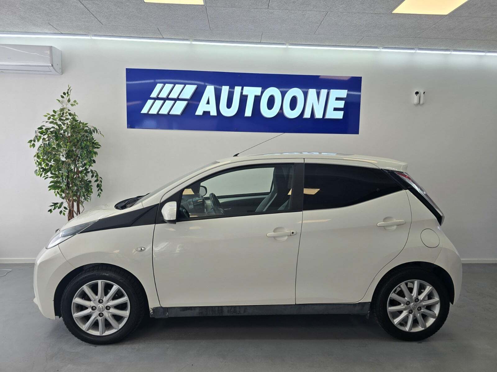 Hvid Toyota Aygo fra 2015