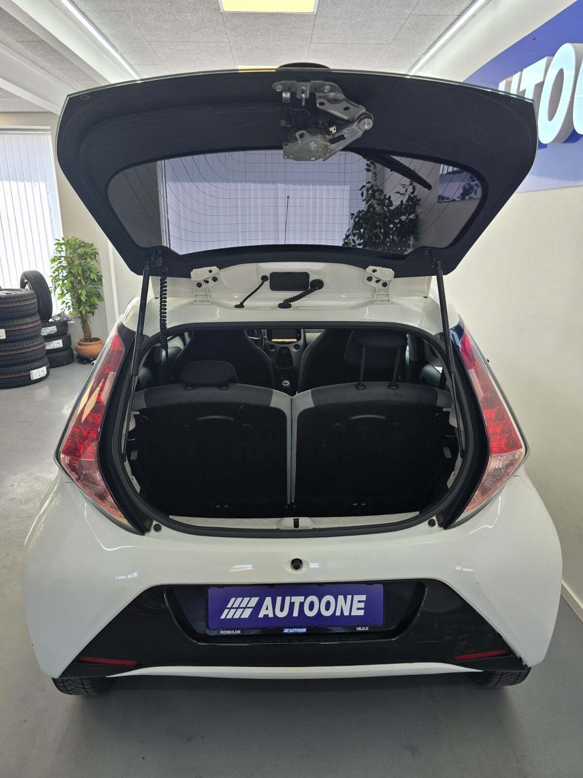 Hvid Toyota Aygo fra 2015