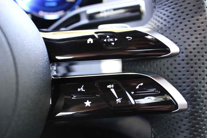 Sort Mercedes EQE500 SUV fra 2023