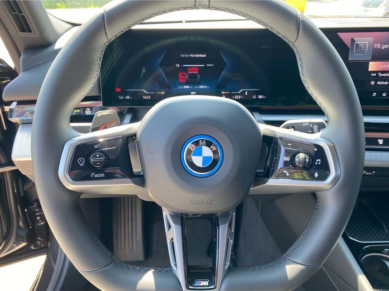 Grå BMW i5 fra 2025