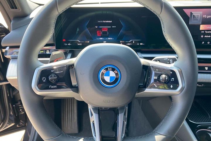 Grå BMW i5 fra 2025