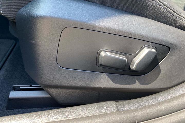 Grå BMW i5 fra 2025