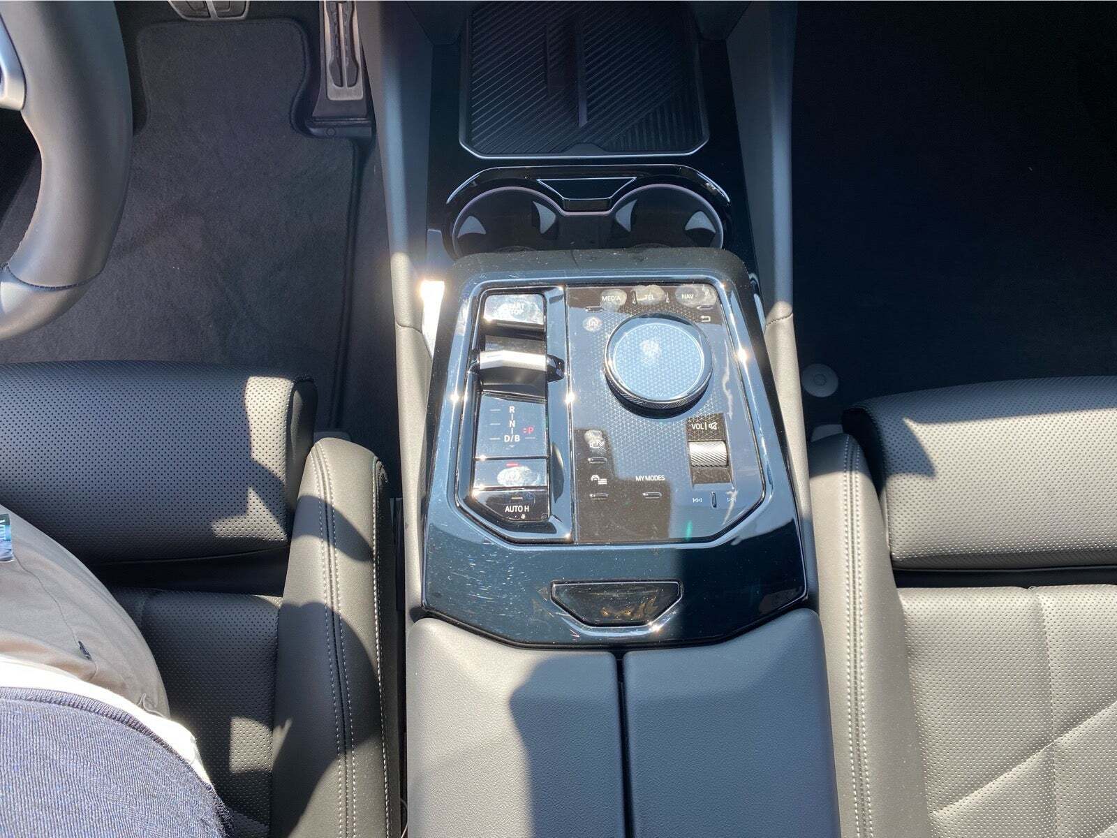 Grå BMW i5 fra 2025
