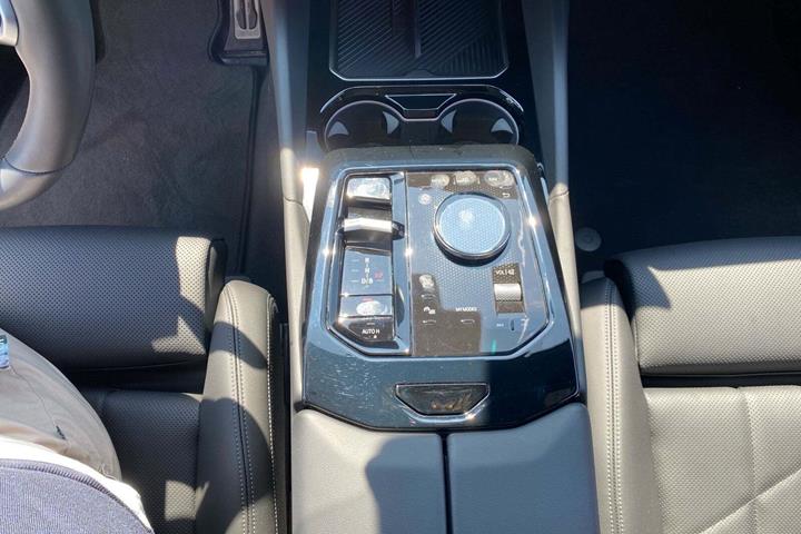 Grå BMW i5 fra 2025