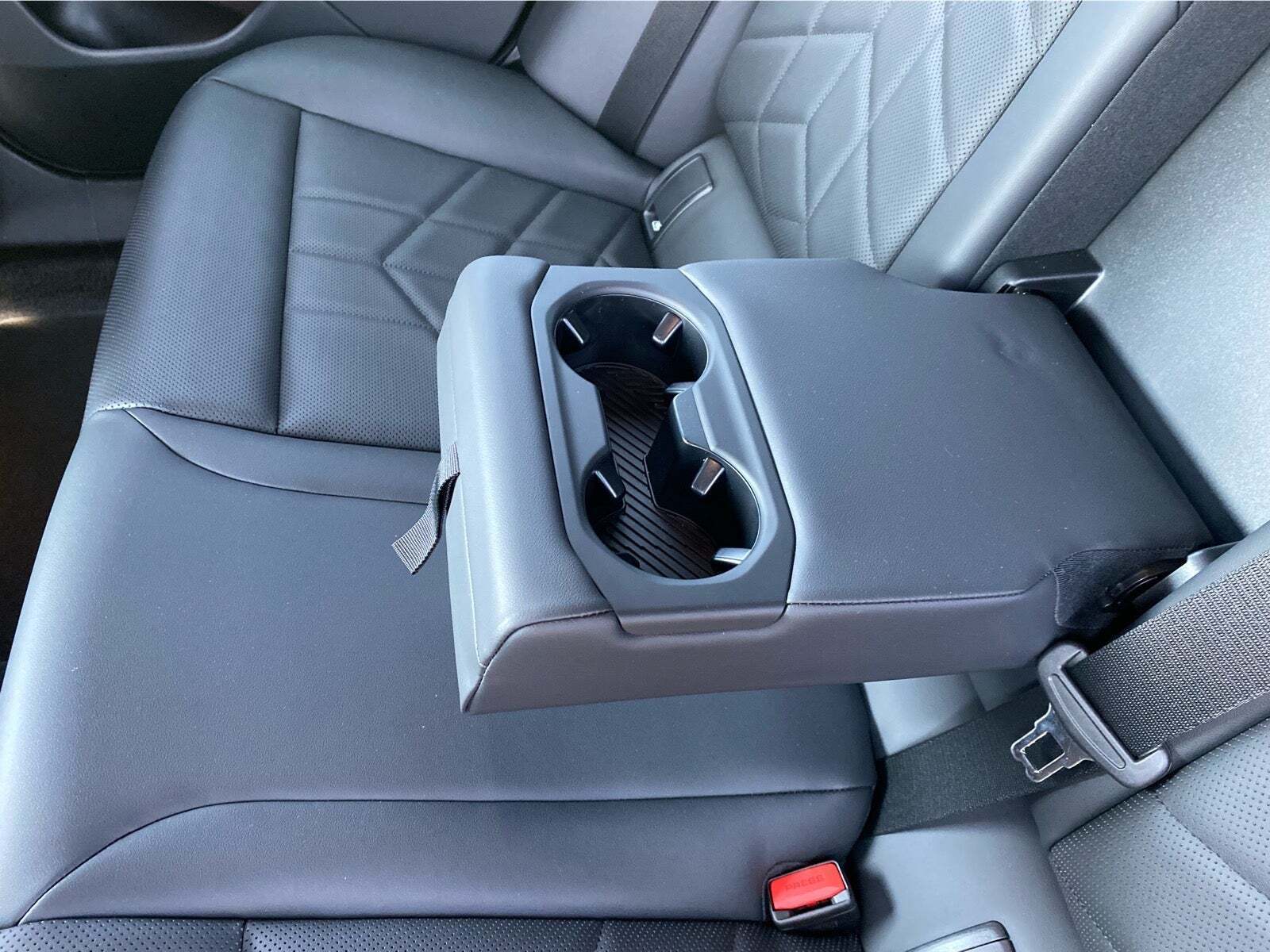 Grå BMW i5 fra 2025