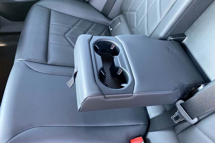 Grå BMW i5 fra 2025