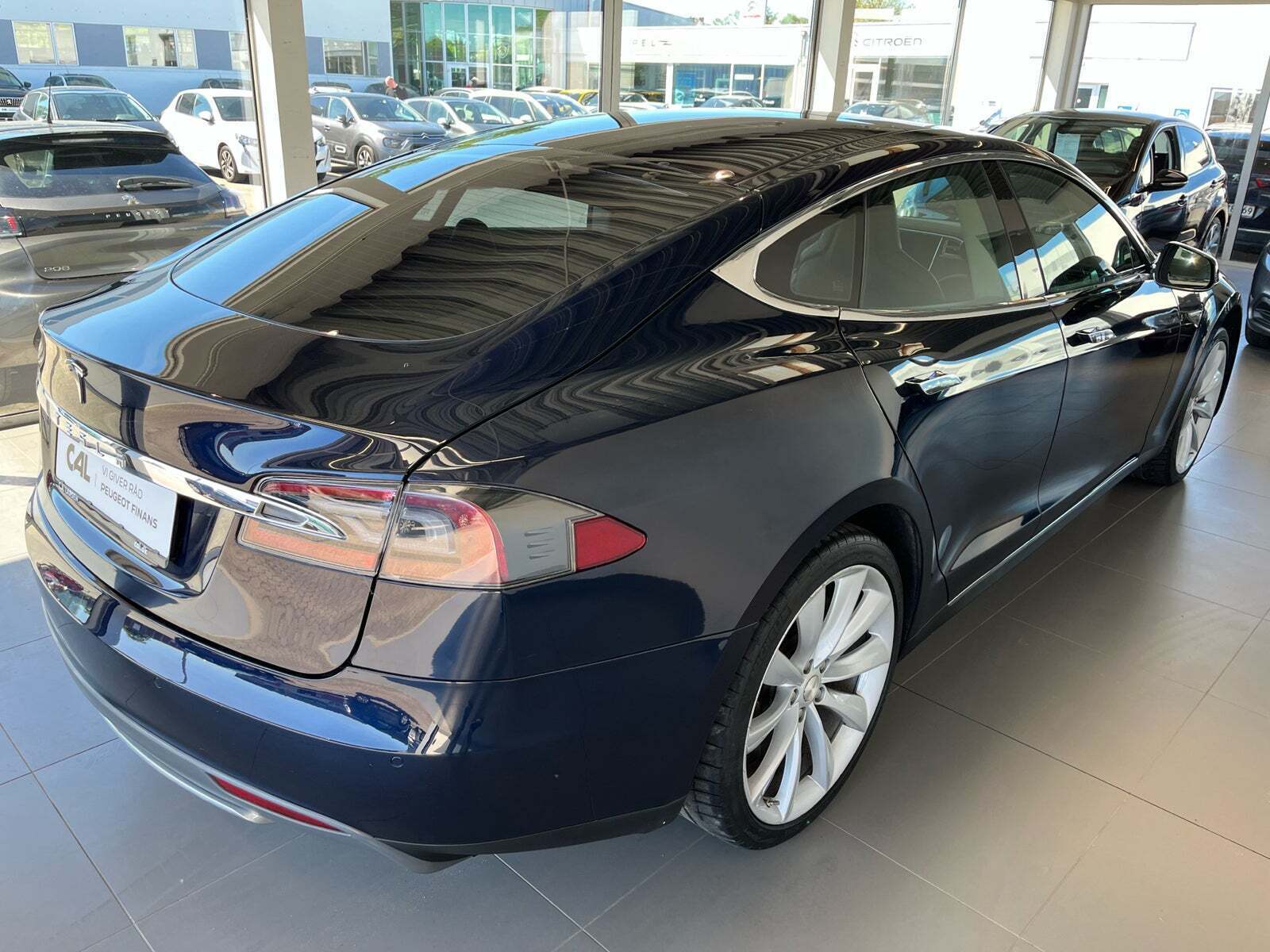 Blå Tesla Model S fra 2014