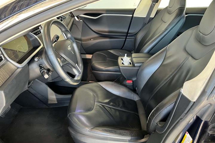 Blå Tesla Model S fra 2014