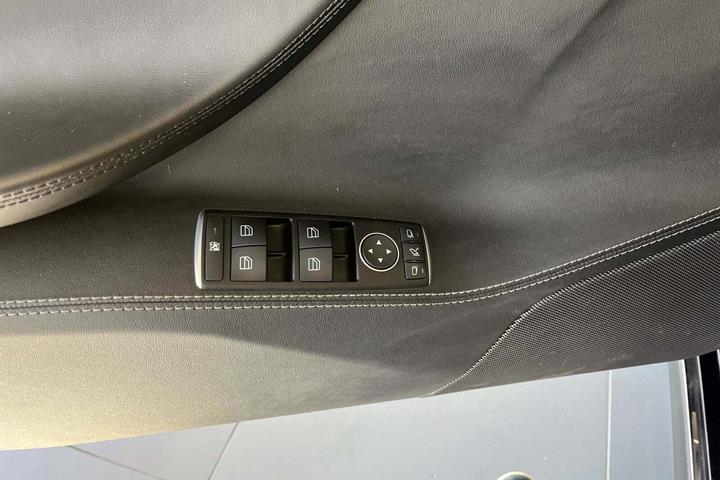Blå Tesla Model S fra 2014