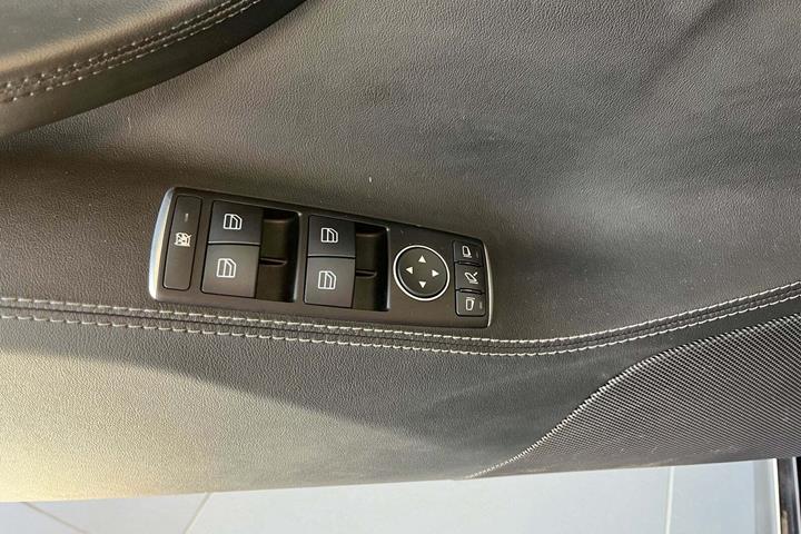 Blå Tesla Model S fra 2014
