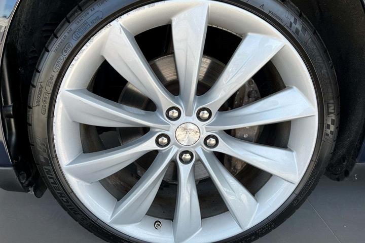 Blå Tesla Model S fra 2014