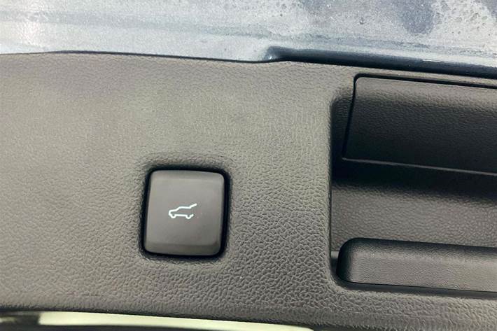 Blå Ford Kuga fra 2023