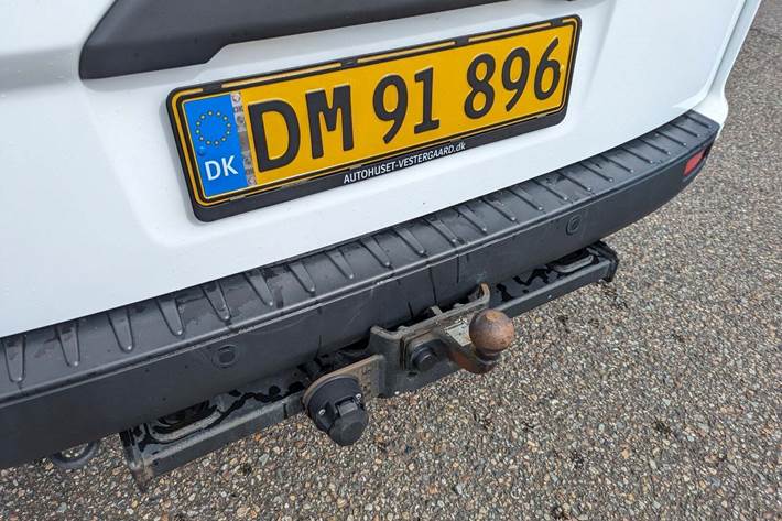 Hvid Ford Transit Custom 320 L1 fra 2022 set udefra