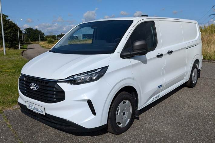Hvid Ford Transit Custom 300L fra 2023 set udefra