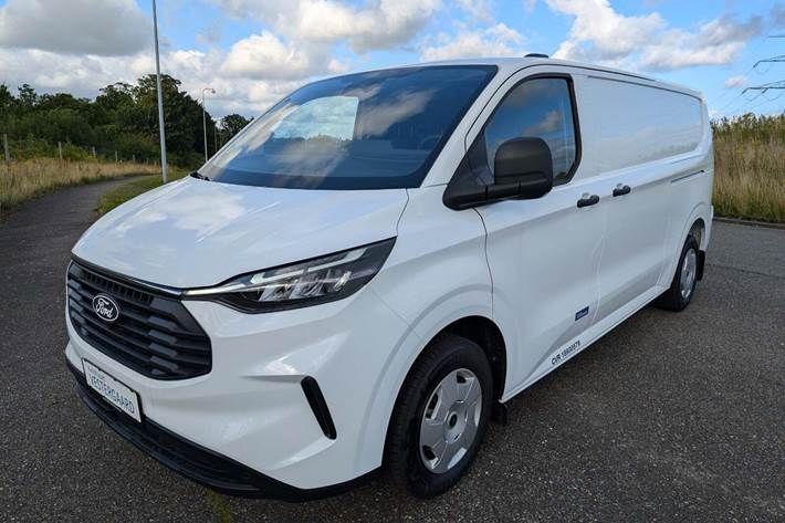Hvid Ford Transit Custom 300L fra 2023 set udefra